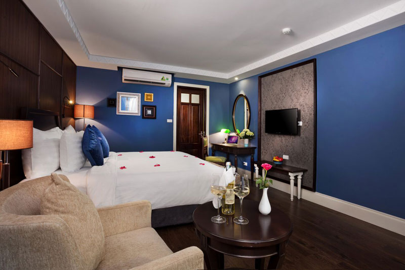 Executive room with window