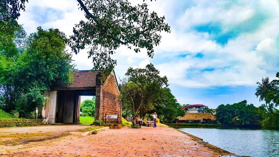 DUONG LAM ANCIENT VILLAGE - CHUA THAY PAGODA PRIVATE TOUR (1 DAY)